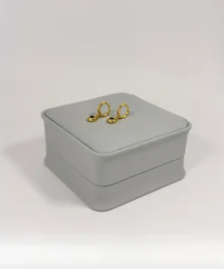 Aretes Huggie Colgante Piedra Negra Dorado | Colección Chiuso | Oro Laminado 18K