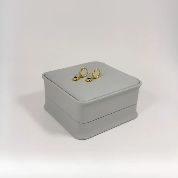 Aretes Huggie Colgante Piedra Negra Dorado | Colección Chiuso | Oro Laminado 18K