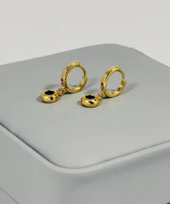 Alternative view of Aretes Huggie Colgante Piedra Negra Dorado | Colección Chiuso | Oro Laminado 18K