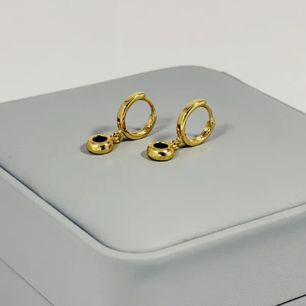 Alternative view of Aretes Huggie Colgante Piedra Negra Dorado | Colección Chiuso | Oro Laminado 18K