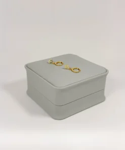 Aretes Huggie Sol Circón Blanco Dorado | Colección Chiuso | Oro Laminado 18K