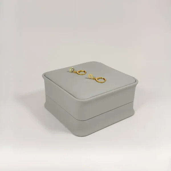 Aretes Huggie Sol Circón Blanco Dorado | Colección Chiuso | Oro Laminado 18K