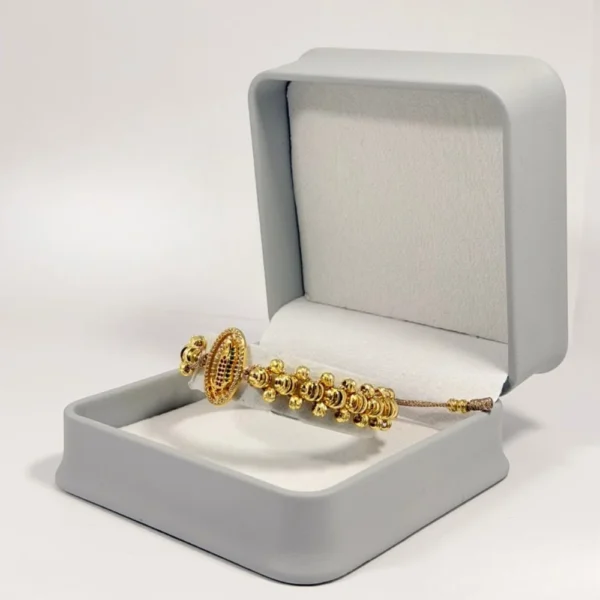 Pulsera Tejida | Virgen de Guadalupe | Oro Laminado 18K | Color Beige Oscuro.