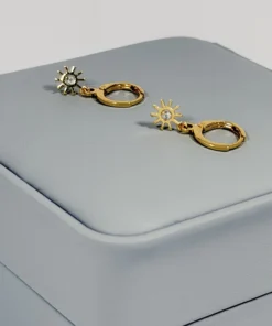 Alternative view of Aretes Huggie Sol Circón Blanco Dorado | Colección Chiuso | Oro Laminado 18K