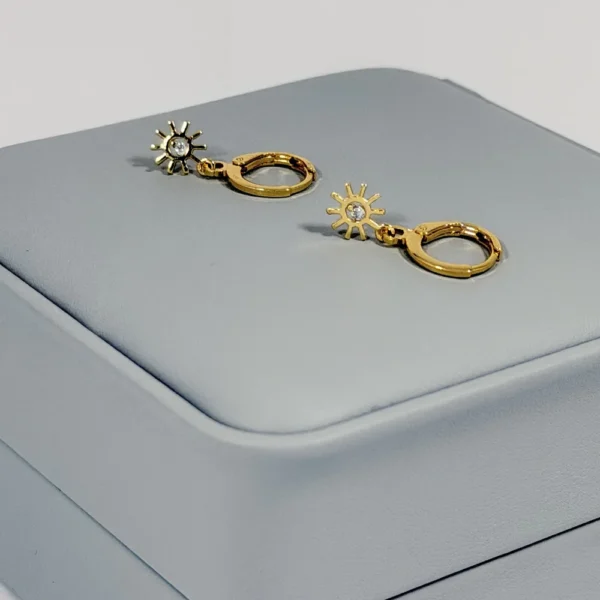 Alternative view of Aretes Huggie Sol Circón Blanco Dorado | Colección Chiuso | Oro Laminado 18K