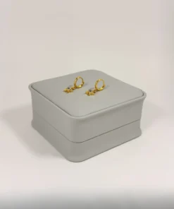 Aretes Huggie Cruz Circón Blanco Dorado | Colección Chiuso | Oro Laminado 18K