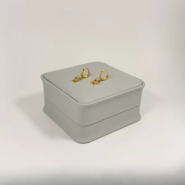 Aretes Huggie Cruz Circón Blanco Dorado | Colección Chiuso | Oro Laminado 18K