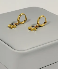 Alternative view of Aretes Huggie Cruz Circón Blanco Dorado | Colección Chiuso | Oro Laminado 18K