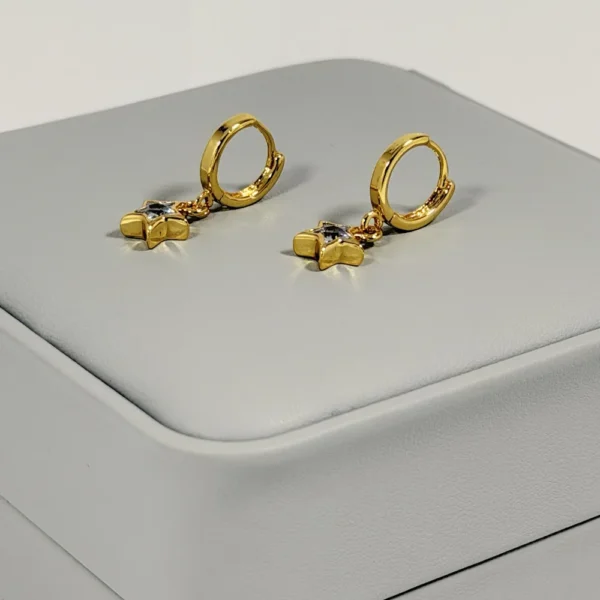 Alternative view of Aretes Huggie Cruz Circón Blanco Dorado | Colección Chiuso | Oro Laminado 18K