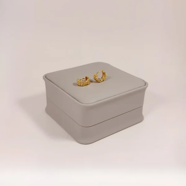 Aretes Huggie Mini Bolitas Triple Fila Dorado | Colección Chiuso | Oro Laminado 18K