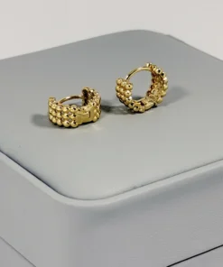 Alternative view of Aretes Huggie Mini Bolitas Triple Fila Dorado | Colección Chiuso | Oro Laminado 18K