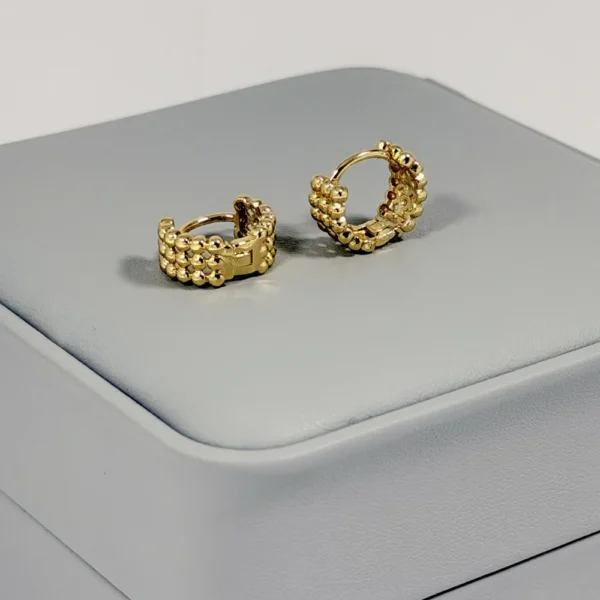 Alternative view of Aretes Huggie Mini Bolitas Triple Fila Dorado | Colección Chiuso | Oro Laminado 18K