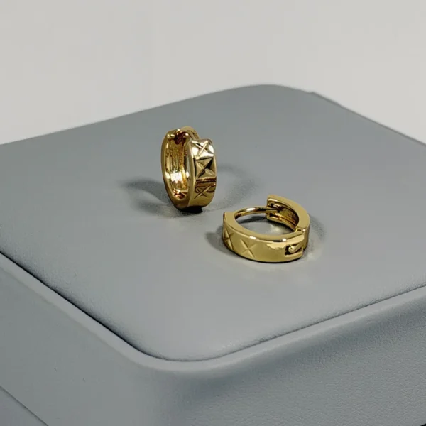 Alternative view of Aretes Huggie Mini Acolchado Dorado | Colección Chiuso | Oro Laminado 18K