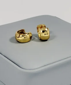 Alternative view of Aretes Huggie Mini Ancho Liso Dorado | Colección Chiuso | Oro Laminado 18K