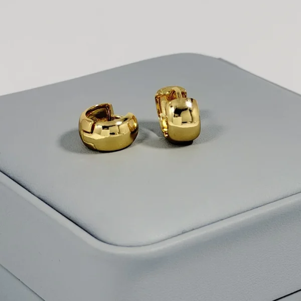 Alternative view of Aretes Huggie Mini Ancho Liso Dorado | Colección Chiuso | Oro Laminado 18K
