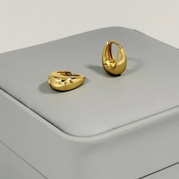 Alternative view of Aretes Huggie Mini Gota Abombada Lisa Dorada | Colección Chiuso | Oro Laminado 18K