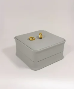 Aretes Huggie Mini Estrellas Grabadas Dorado | Colección Chiuso | Oro Laminado 18K