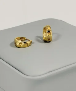 Alternative view of Aretes Huggie Mini Estrellas Grabadas Dorado | Colección Chiuso | Oro Laminado 18K