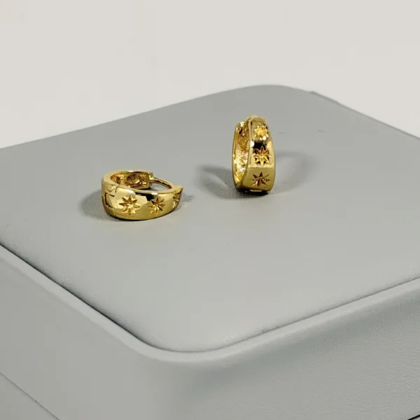 Alternative view of Aretes Huggie Mini Estrellas Grabadas Dorado | Colección Chiuso | Oro Laminado 18K