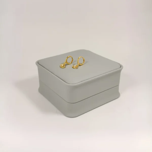 Aretes Huggie Corazón Perla Dorado | Colección Chiuso | Oro Laminado 18K