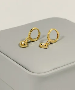 Alternative view of Aretes Huggie Corazón Perla Dorado | Colección Chiuso | Oro Laminado 18K