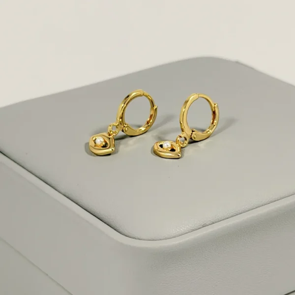 Alternative view of Aretes Huggie Corazón Perla Dorado | Colección Chiuso | Oro Laminado 18K