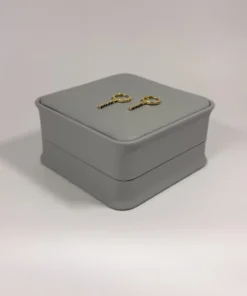 Aretes Huggie Barra Circones Negros Dorado | Colección Chiuso | Oro Laminado 18K