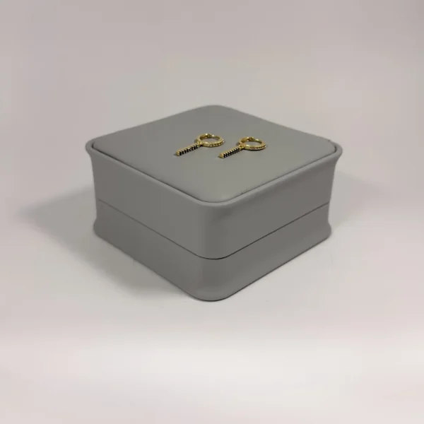 Aretes Huggie Barra Circones Negros Dorado | Colección Chiuso | Oro Laminado 18K