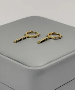 Alternative view of Aretes Huggie Barra Circones Negros Dorado | Colección Chiuso | Oro Laminado 18K