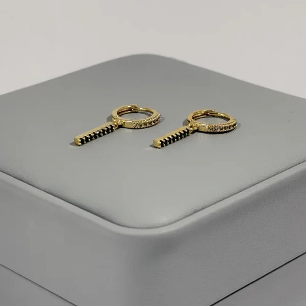 Alternative view of Aretes Huggie Barra Circones Negros Dorado | Colección Chiuso | Oro Laminado 18K