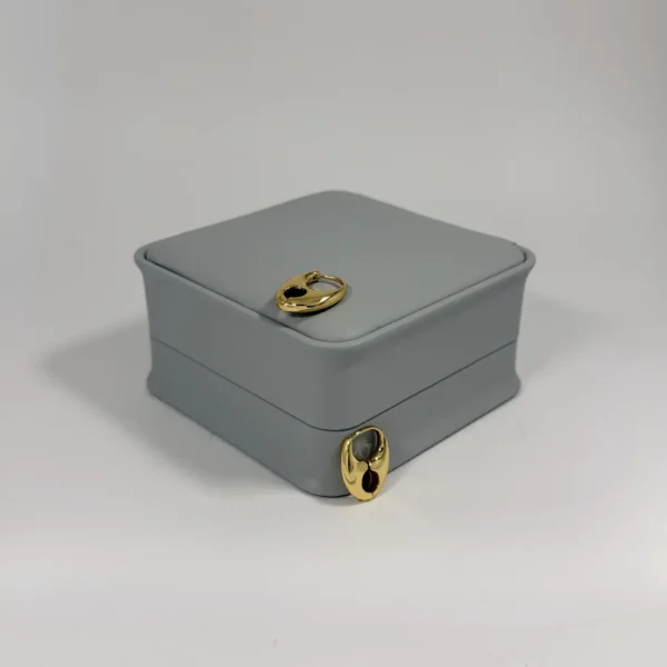 Aretes Huggie Mini Orgánico Calado Liso Dorado | Colección Chiuso | Oro Laminado 18K