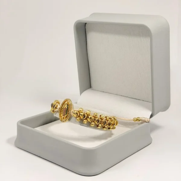 Pulsera Tejida | Virgen de Guadalupe | Oro Laminado 18K | Color Beige Claro.