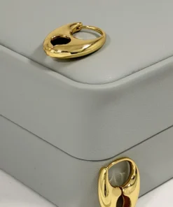 Alternative view of Aretes Huggie Mini Orgánico Calado Liso Dorado | Colección Chiuso | Oro Laminado 18K