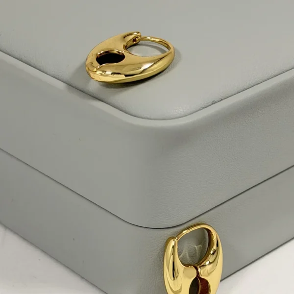 Alternative view of Aretes Huggie Mini Orgánico Calado Liso Dorado | Colección Chiuso | Oro Laminado 18K