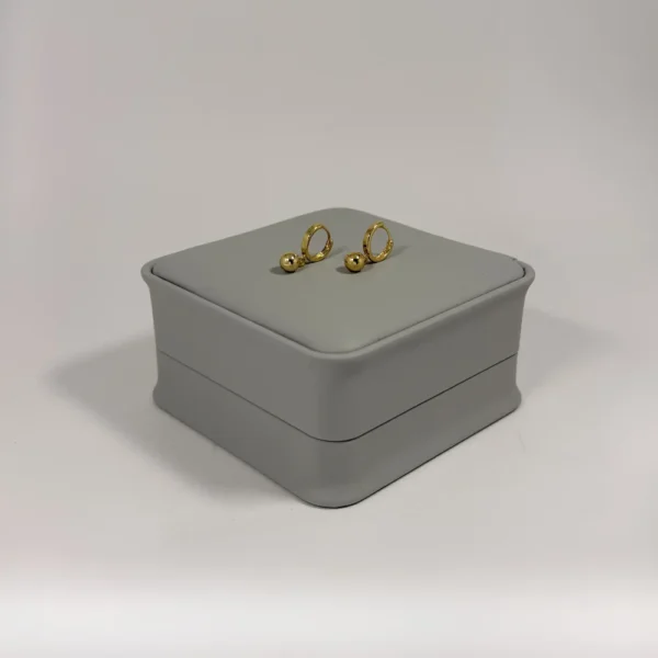 Aretes Huggie Colgante Esfera Lisa Dorado | Colección Chiuso | Oro Laminado 18K