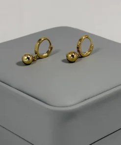 Alternative view of Aretes Huggie Colgante Esfera Lisa Dorado | Colección Chiuso | Oro Laminado 18K