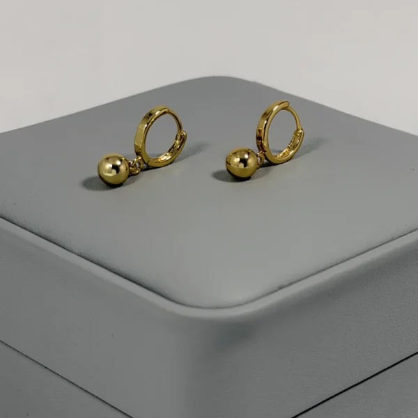 Alternative view of Aretes Huggie Colgante Esfera Lisa Dorado | Colección Chiuso | Oro Laminado 18K