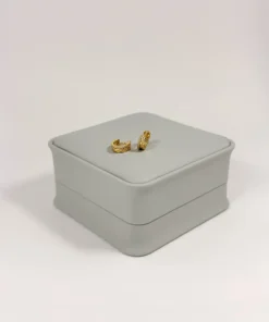 Aretes Huggie Mini Acolchado Circones Blancos Dorado en Oro Laminado 18K | Colección Chiuso | Dorado con Textura Acolchada y Circones