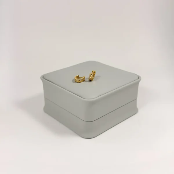 Aretes Huggie Mini Acolchado Circones Blancos Dorado en Oro Laminado 18K | Colección Chiuso | Dorado con Textura Acolchada y Circones