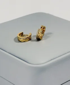 Alternative view of Aretes Huggie Mini Acolchado Circones Blancos Dorado en Oro Laminado 18K | Colección Chiuso | Dorado con Textura Acolchada y Circones