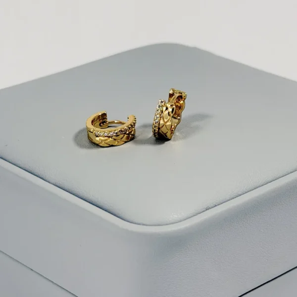 Alternative view of Aretes Huggie Mini Acolchado Circones Blancos Dorado en Oro Laminado 18K | Colección Chiuso | Dorado con Textura Acolchada y Circones