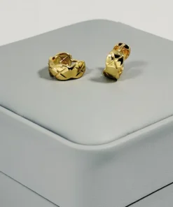 Alternative view of Aretes Huggie Mini Abombado Acolchado Dorado | Colección Chiuso | Oro Laminado 18K