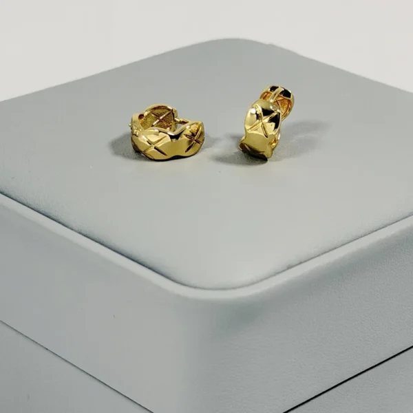 Alternative view of Aretes Huggie Mini Abombado Acolchado Dorado | Colección Chiuso | Oro Laminado 18K