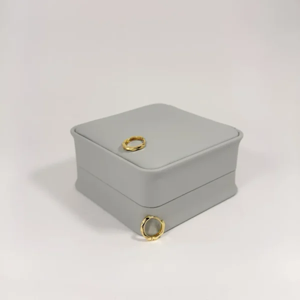 Aretes Huggie Mini Bambú Liso Dorado | Colección Chiuso | Oro Laminado 18K