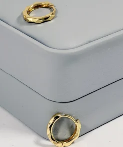 Alternative view of Aretes Huggie Mini Bambú Liso Dorado | Colección Chiuso | Oro Laminado 18K