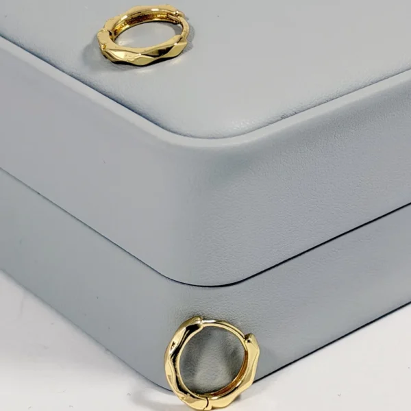 Alternative view of Aretes Huggie Mini Bambú Liso Dorado | Colección Chiuso | Oro Laminado 18K