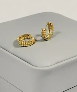 Alternative view of Aretes Huggie Mini Bolitas Caladas Dorado | Colección Chiuso | Oro Laminado 18K