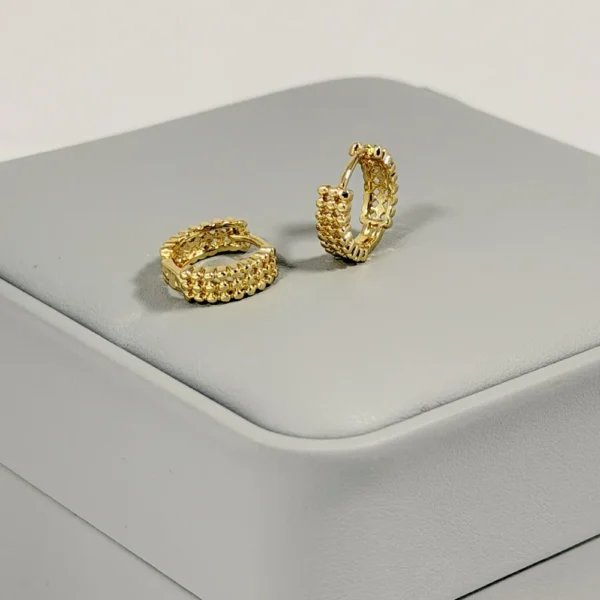 Alternative view of Aretes Huggie Mini Bolitas Caladas Dorado | Colección Chiuso | Oro Laminado 18K