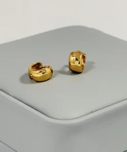 Alternative view of Aretes Huggie Mini Ancho Diamantado Dorado | Colección Chiuso | Oro Laminado 18K