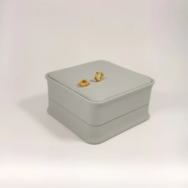 Aretes Huggie Mini Tornillos Liso Dorado | Colección Chiuso | Oro Laminado 18K